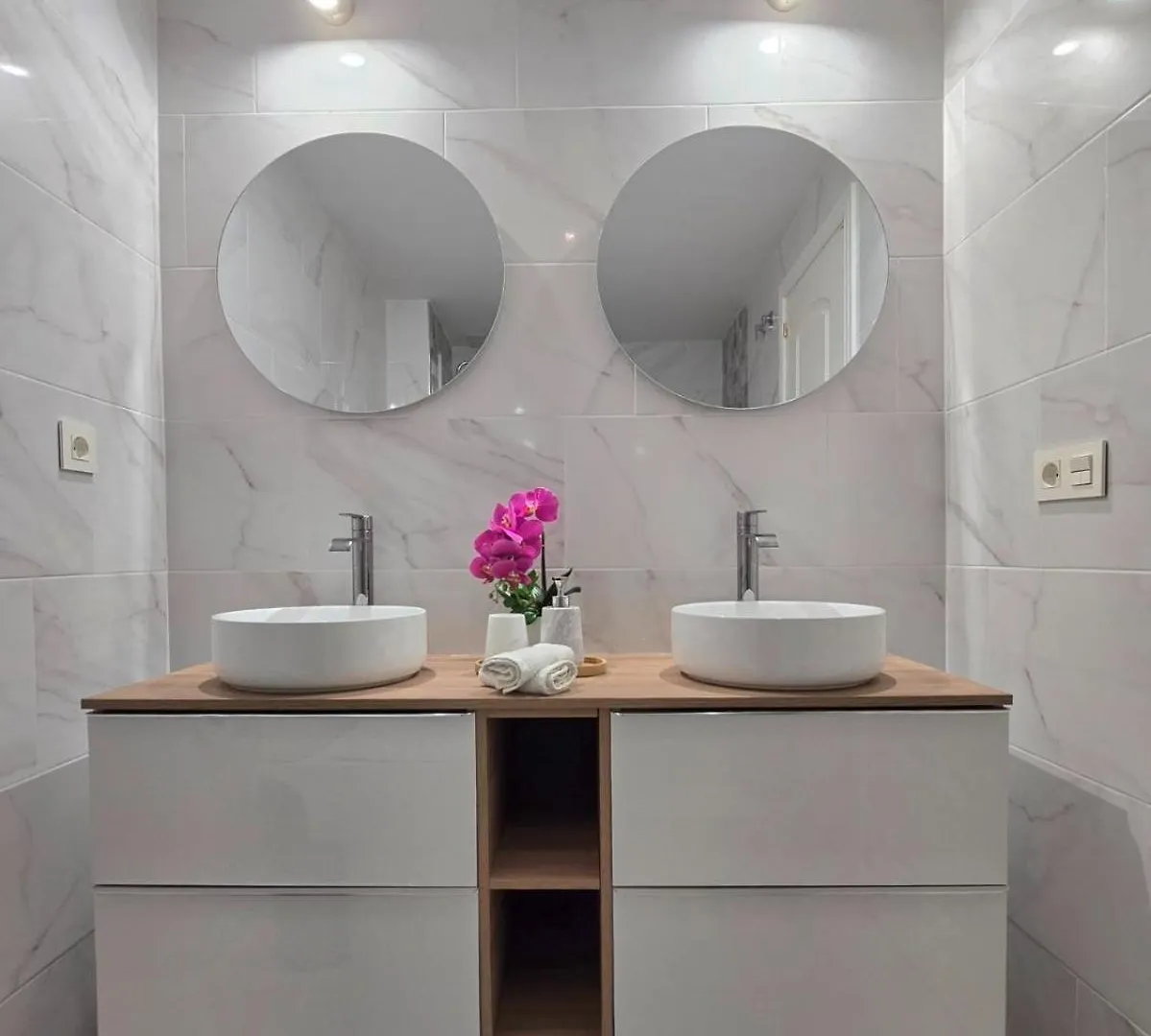 Luxury Beach Side Apartment In Marbella Playa